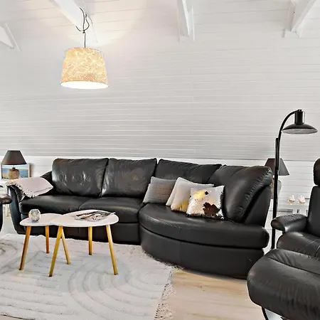Gorgeous In With Kitchen Holiday home